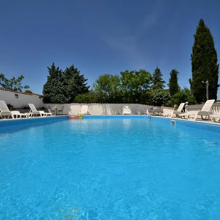Gostinjska kuća Aura *